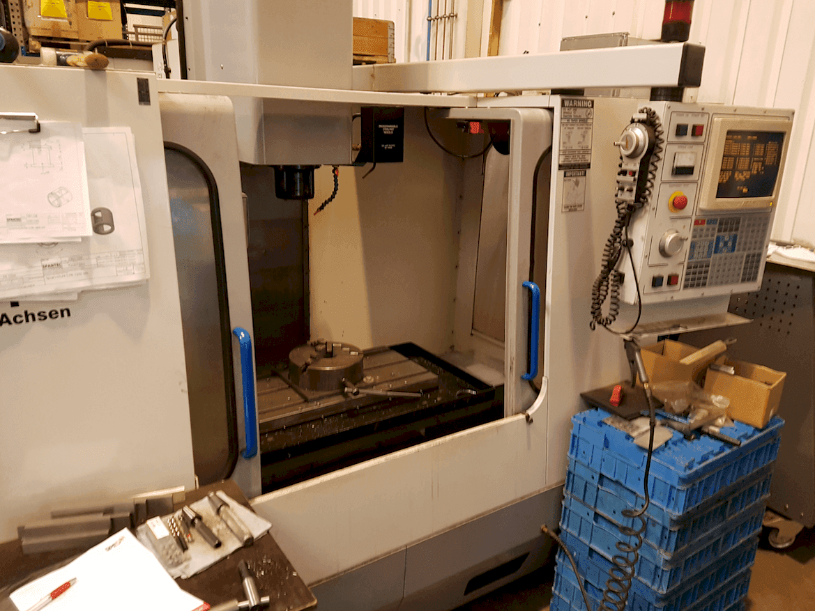 Vista frontal de la máquina HAAS VF1