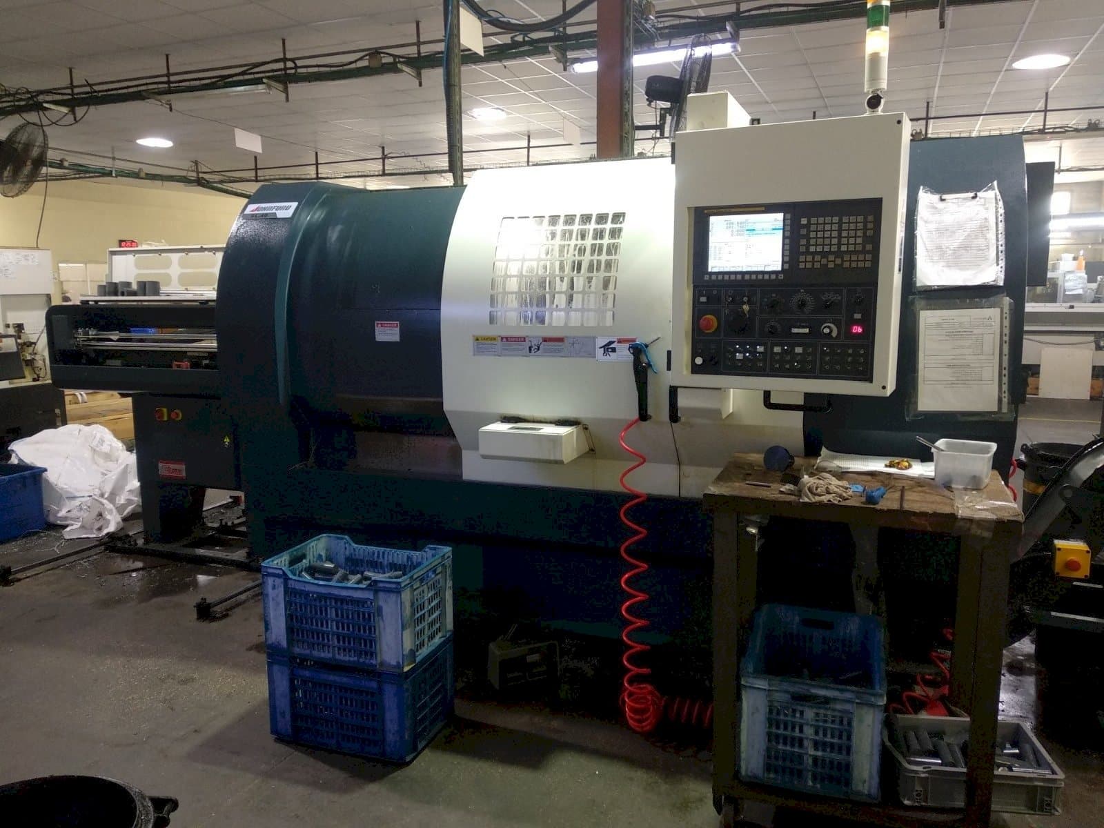 Vista frontal de la máquina Johnford SL-40