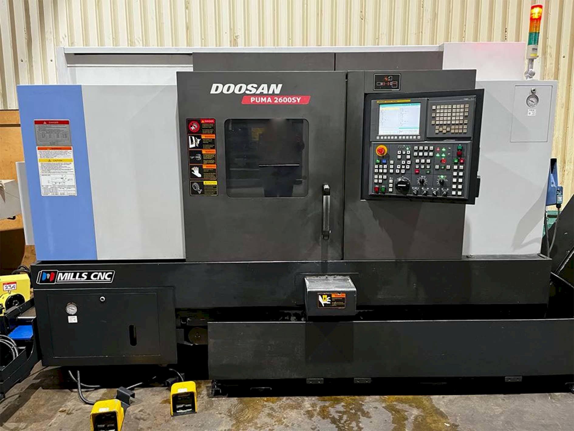 Vista frontal de la máquina Doosan Puma 2600SY