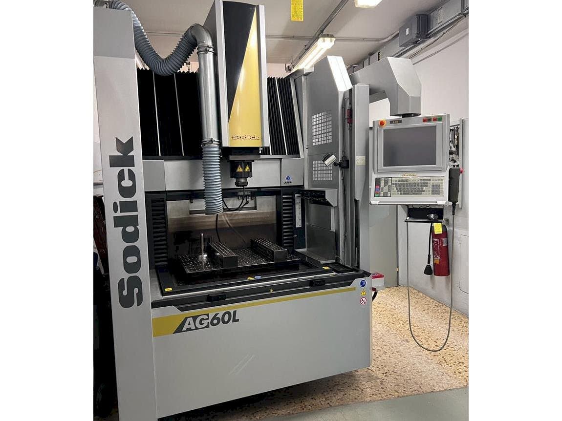 Vista frontal de la máquina Sodick AG 60L