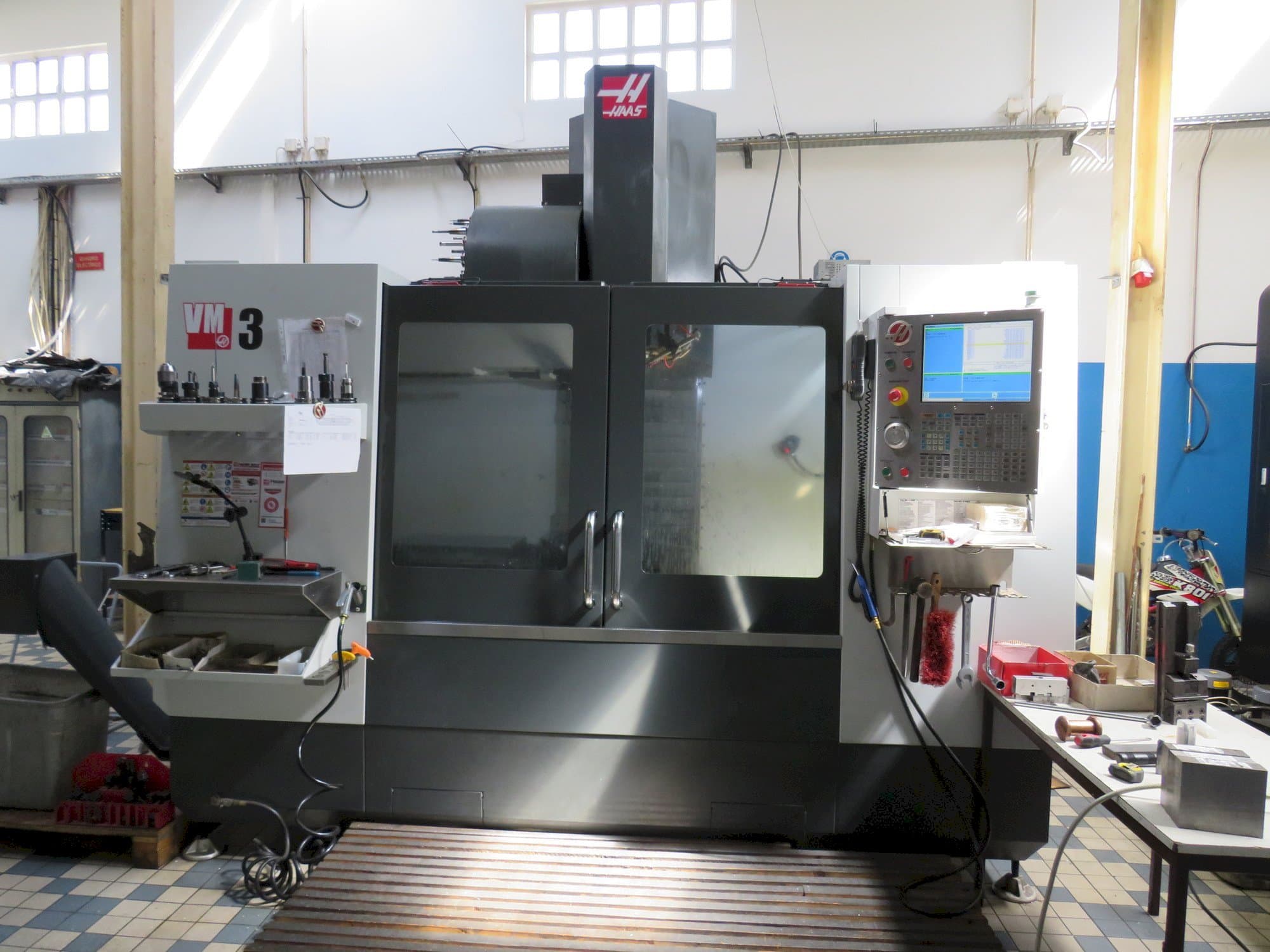 Vista frontal de la máquina HAAS VM3