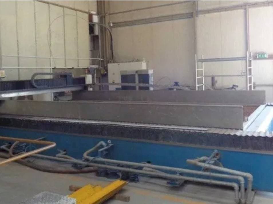 Vista frontal de la máquina YC Industry YCWJ-3742-L3060