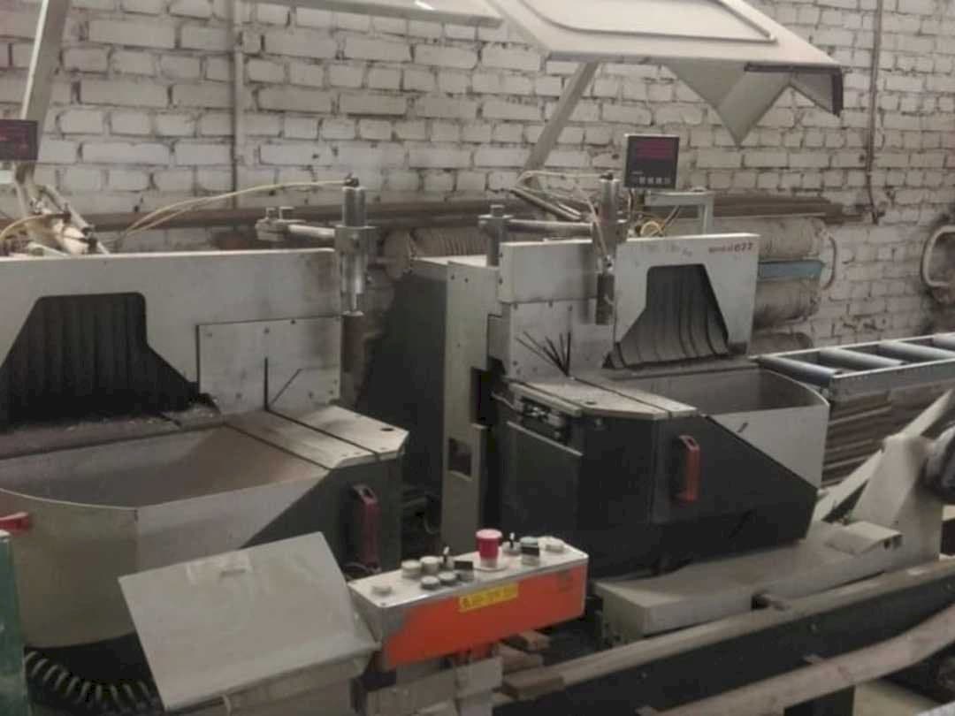 Vista frontal de la máquina Elumatec DG 104/02 + E111