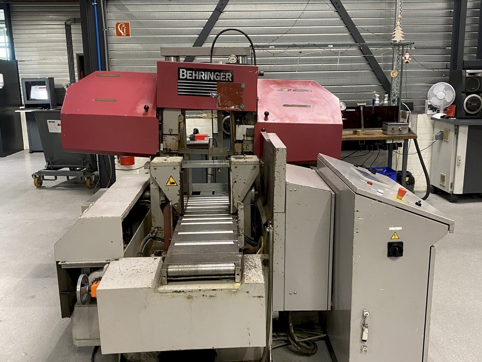 Vista frontal de la máquina Behringer HPB 303A