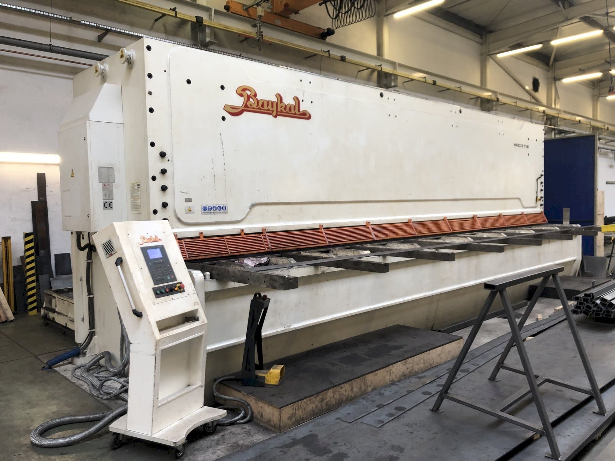 Vista frontal de la máquina Baykal HNC 8116