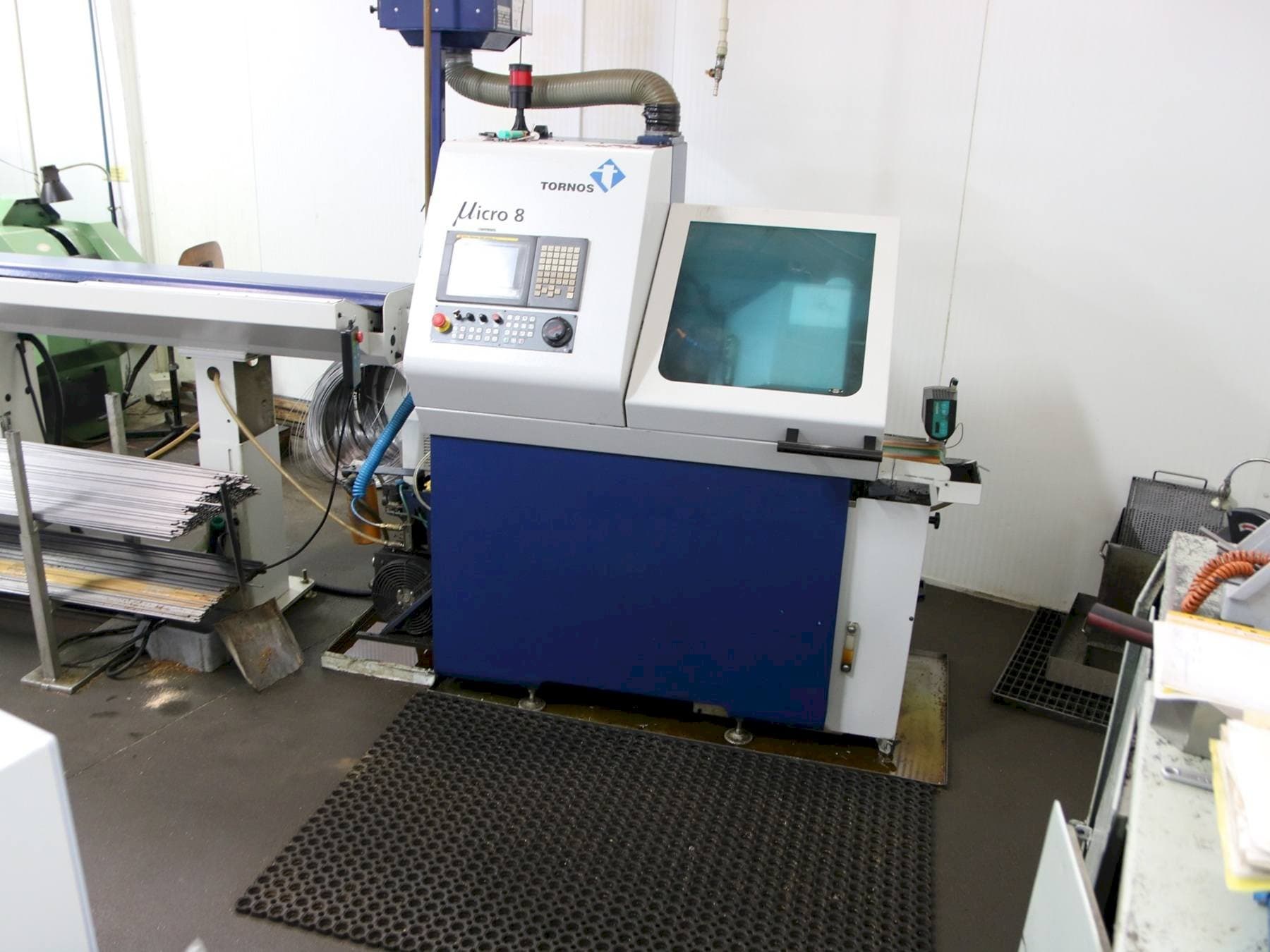 Vista frontal de la máquina Tornos Micro 8