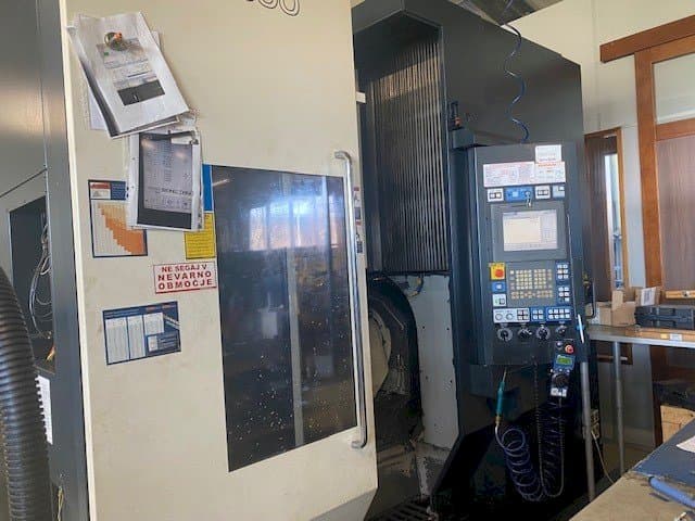 Vista frontal de la máquina Makino D500