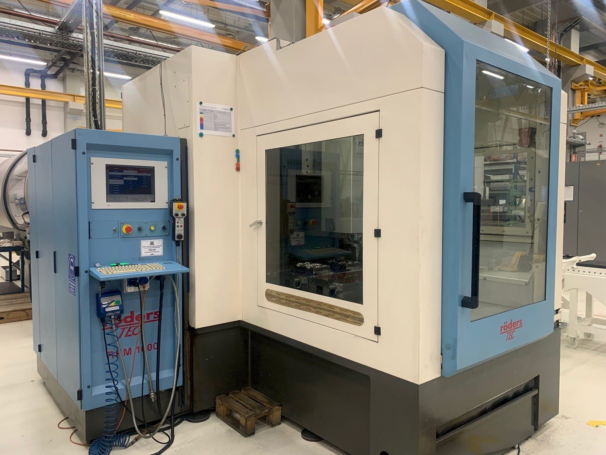 Vista frontal de la máquina Roders RFM 1000-2