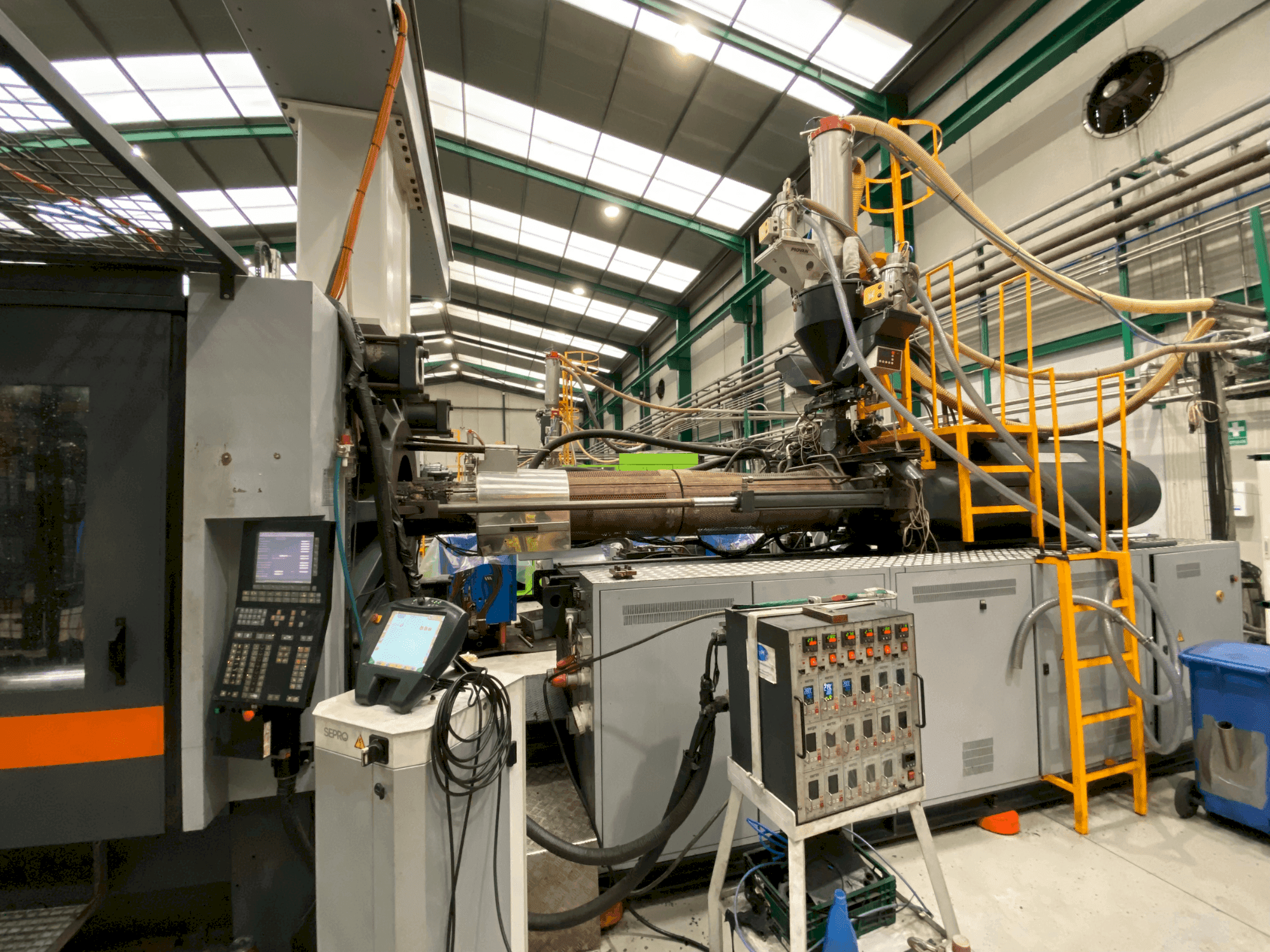 Vista frontal de la máquina SANDRETTO MEGA TES 8200