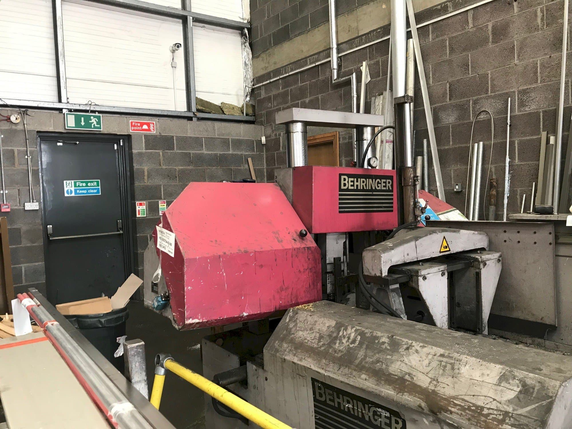 Vista frontal de la máquina Behringer HBP303A