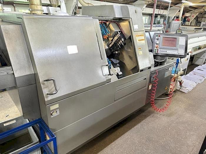 Vista frontal de la máquina Citizen M32 III