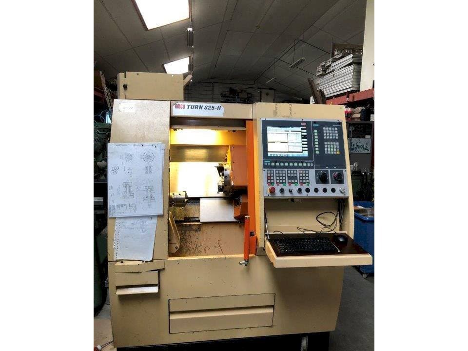 Vista frontal de la máquina EMCO TURN 325-II