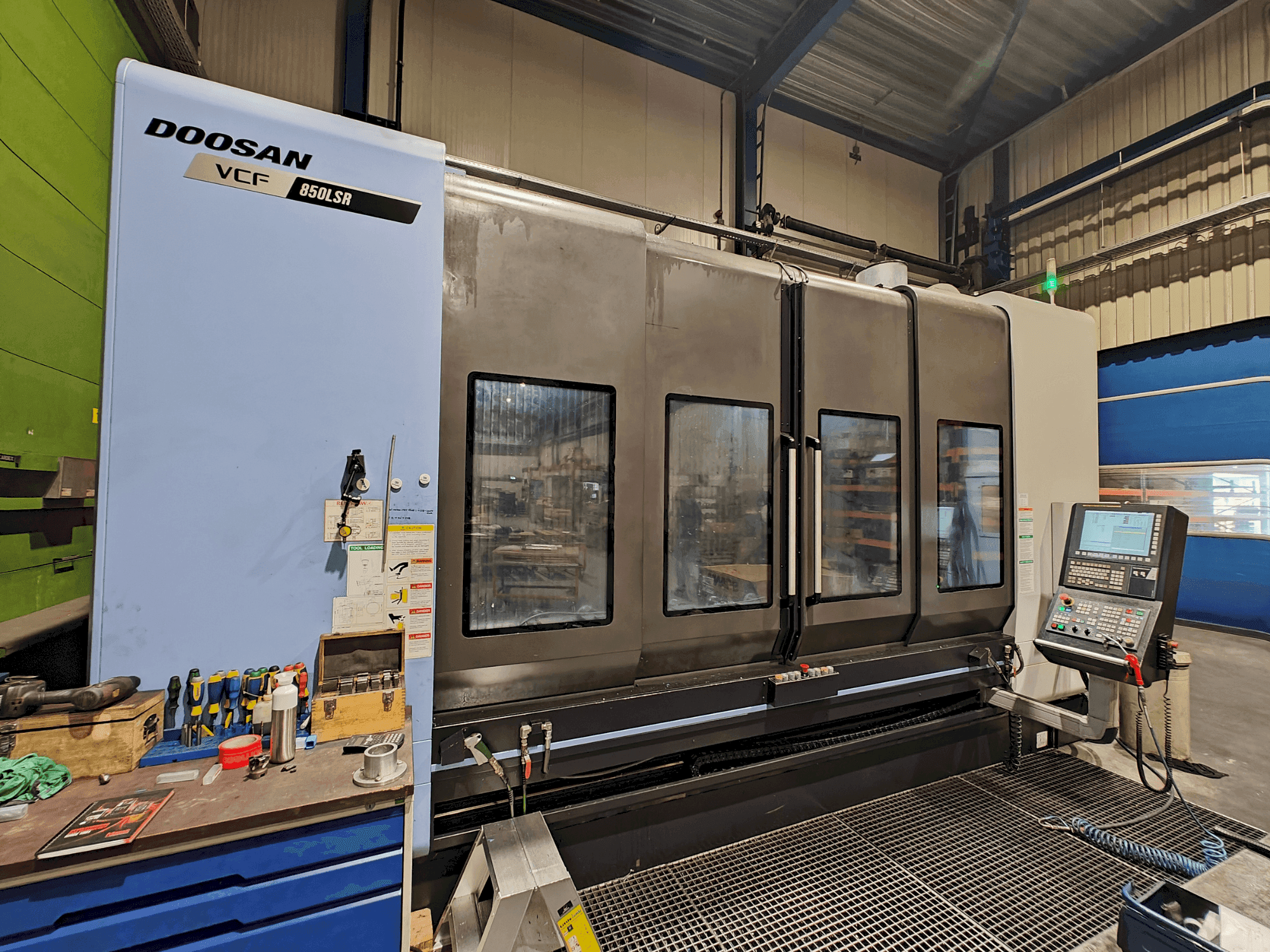 Vista frontal de la máquina DOOSAN VCF 850 LSR