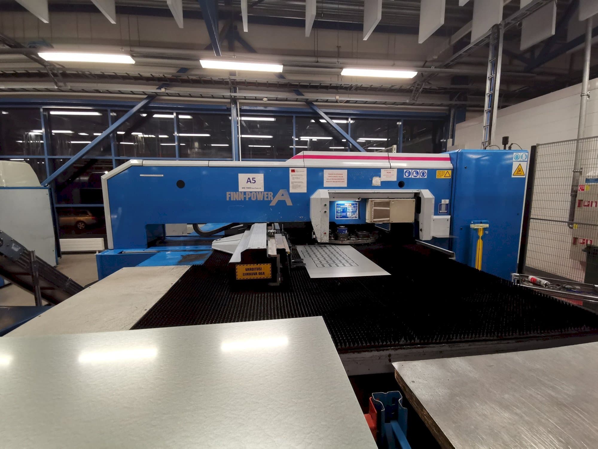 Vista frontal de la máquina Finn-Power A5-20SB