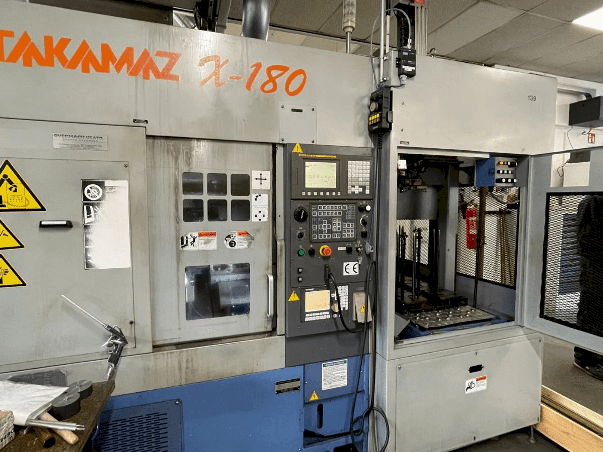 Vista frontal de la máquina Takamaz X-180