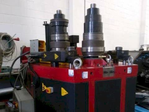 Vista frontal de la máquina Tauring Alpha 160