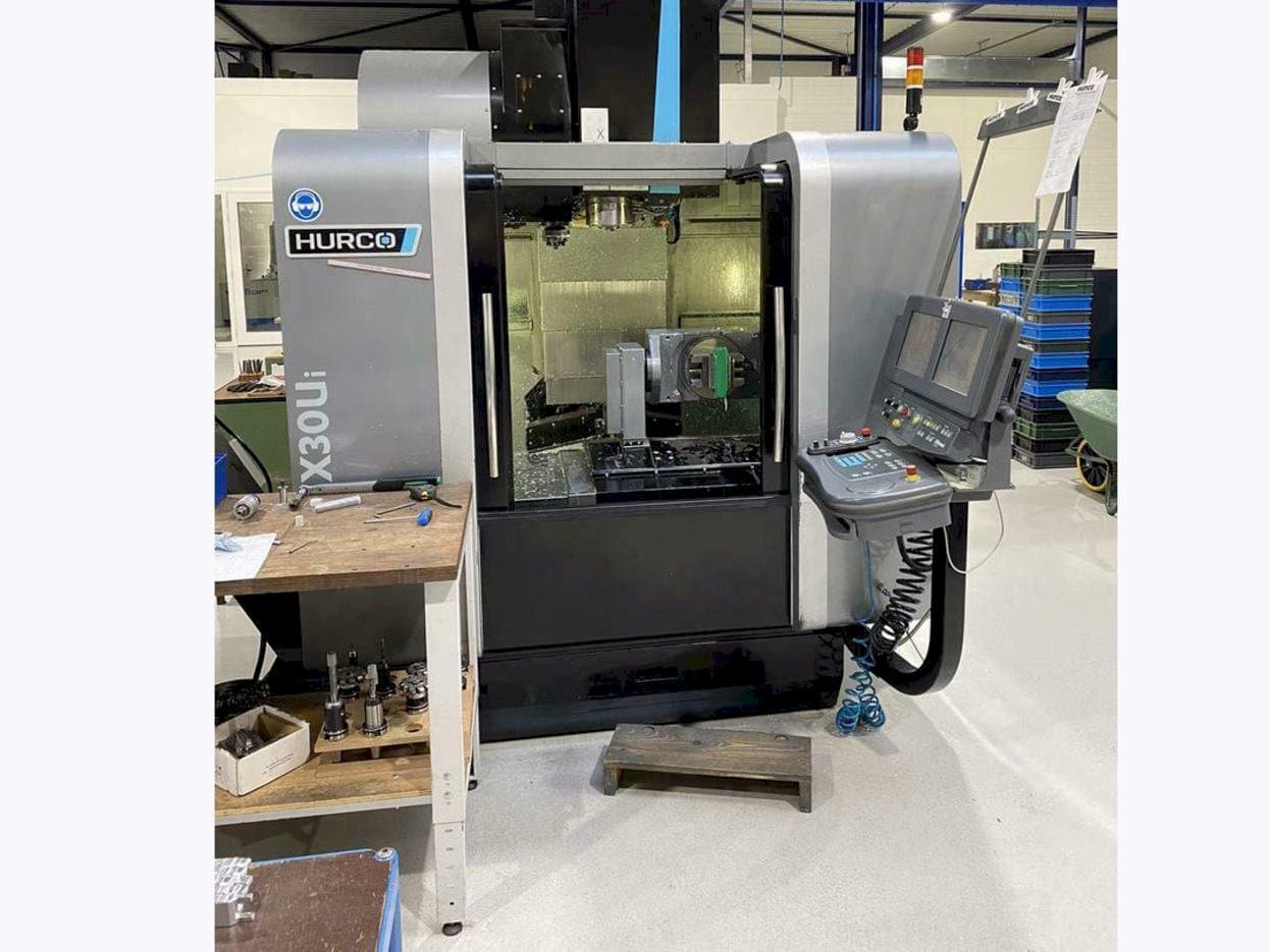 Vista frontal de la máquina Hurco VMX30 Ui