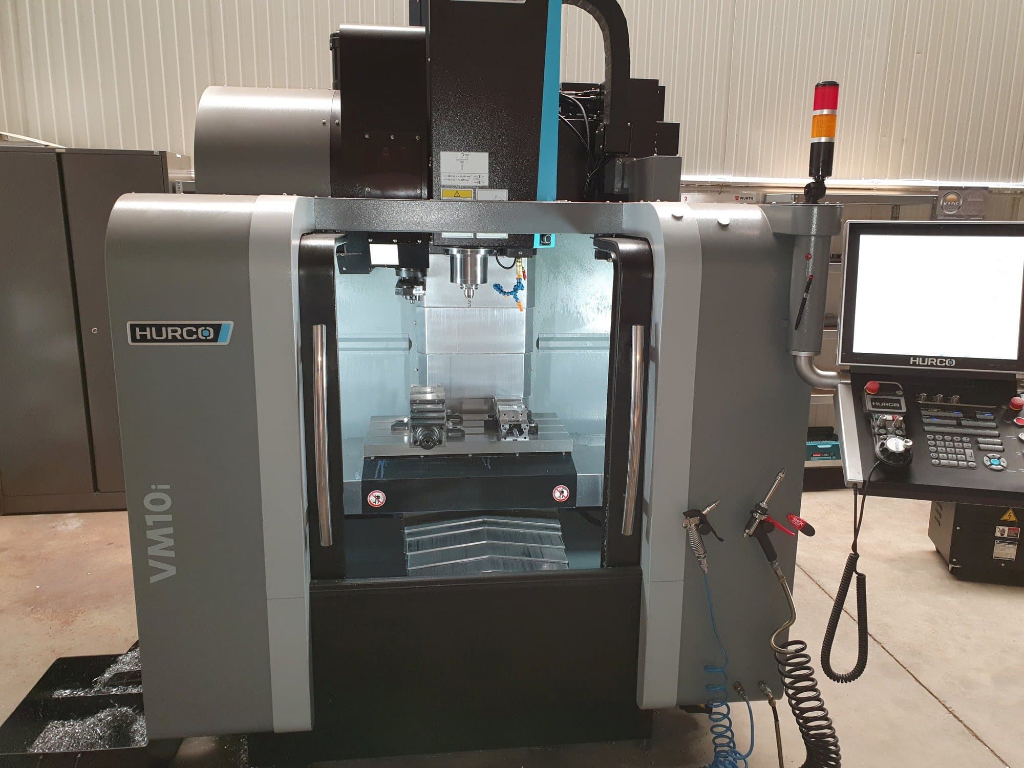 Vista frontal de la máquina Hurco VM10i