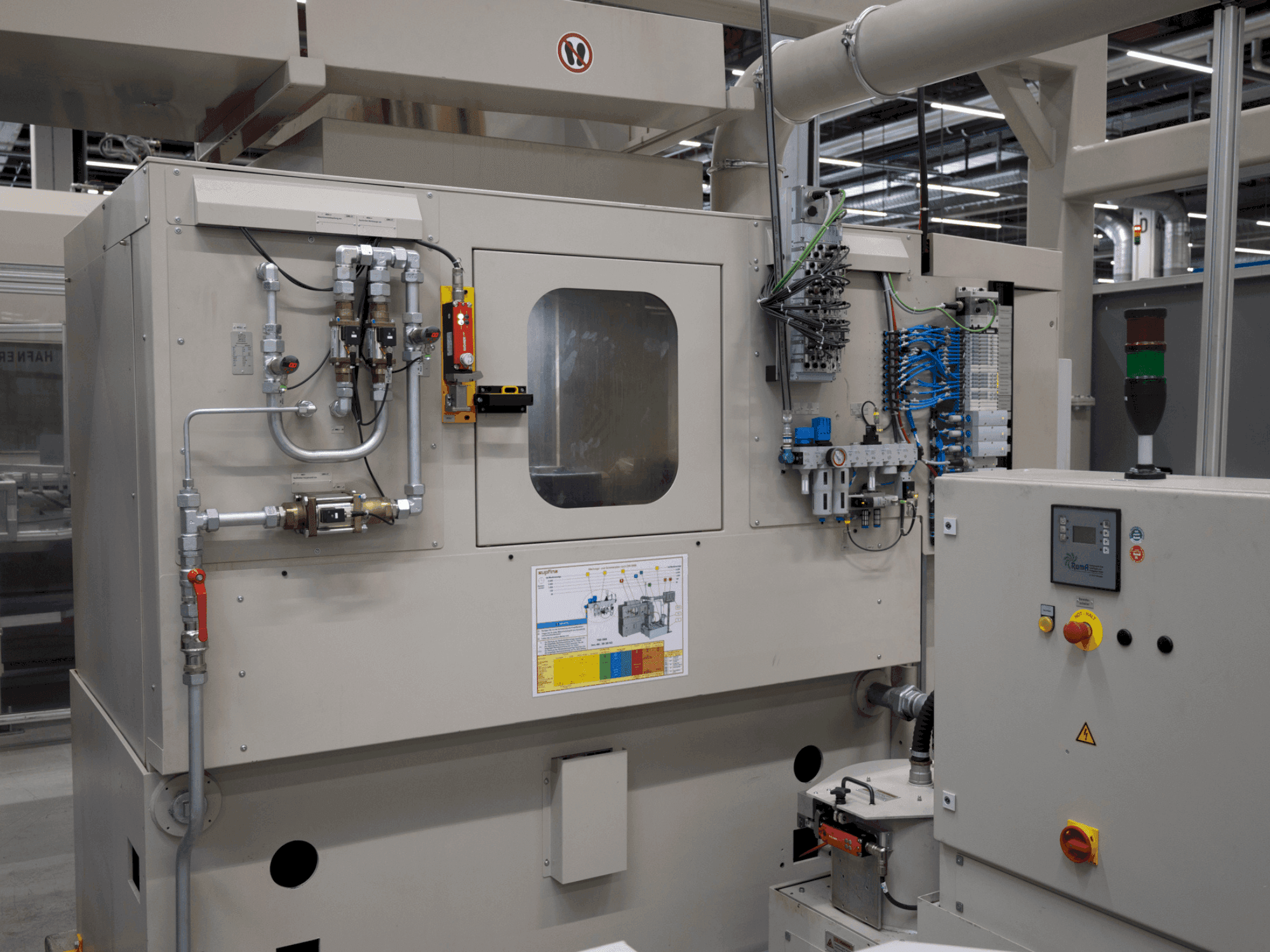 Vista frontal de la máquina SUPFINA LCM 220/4-220/3