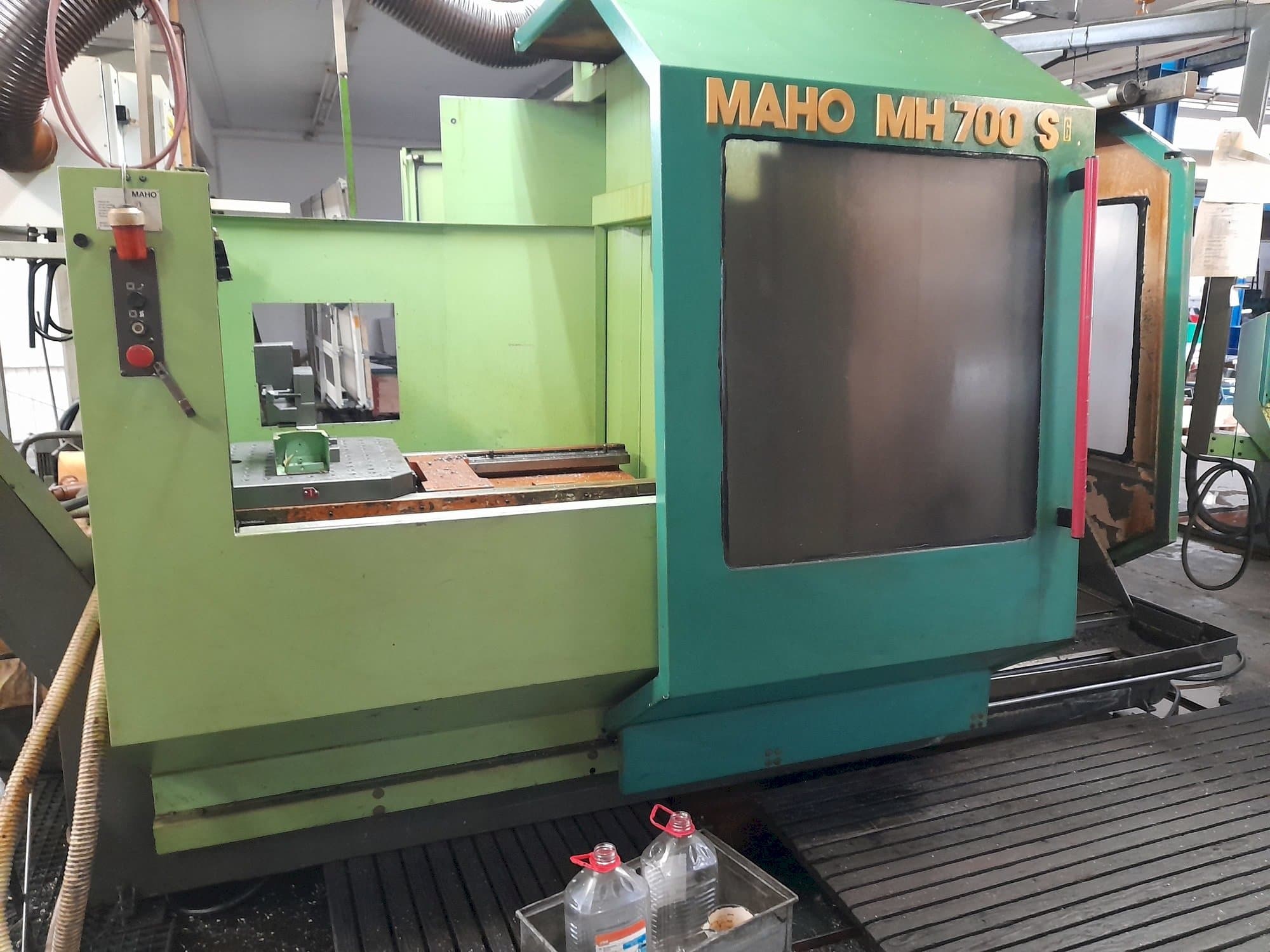 Vista lateral izquierda de la máquina MAHO MH 700 S