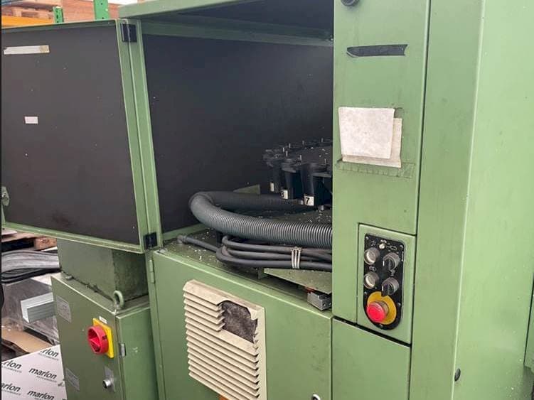 Vista frontal de la máquina DECKEL FP4AT