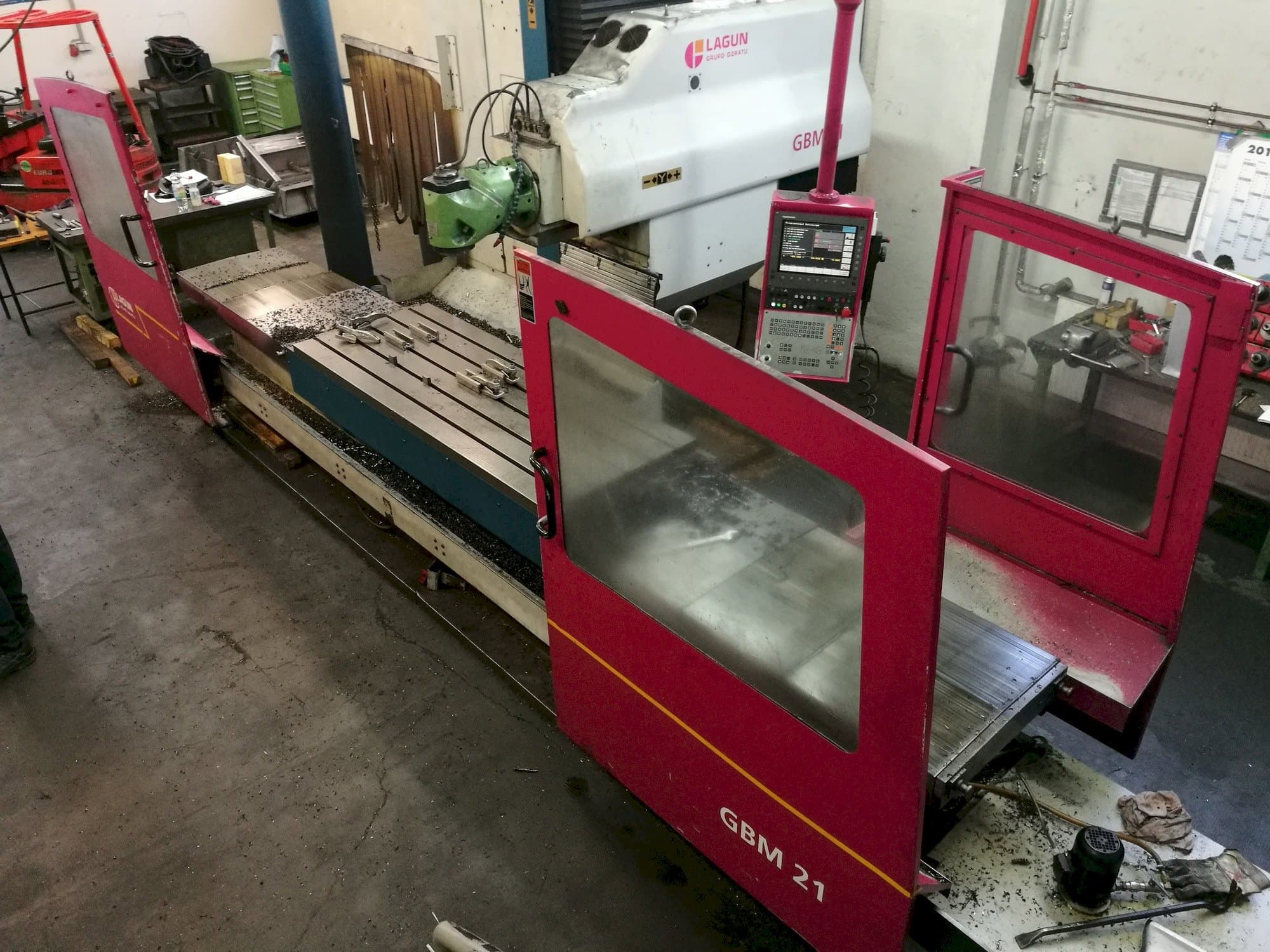 Vista frontal de la máquina LAGUN GBM 21