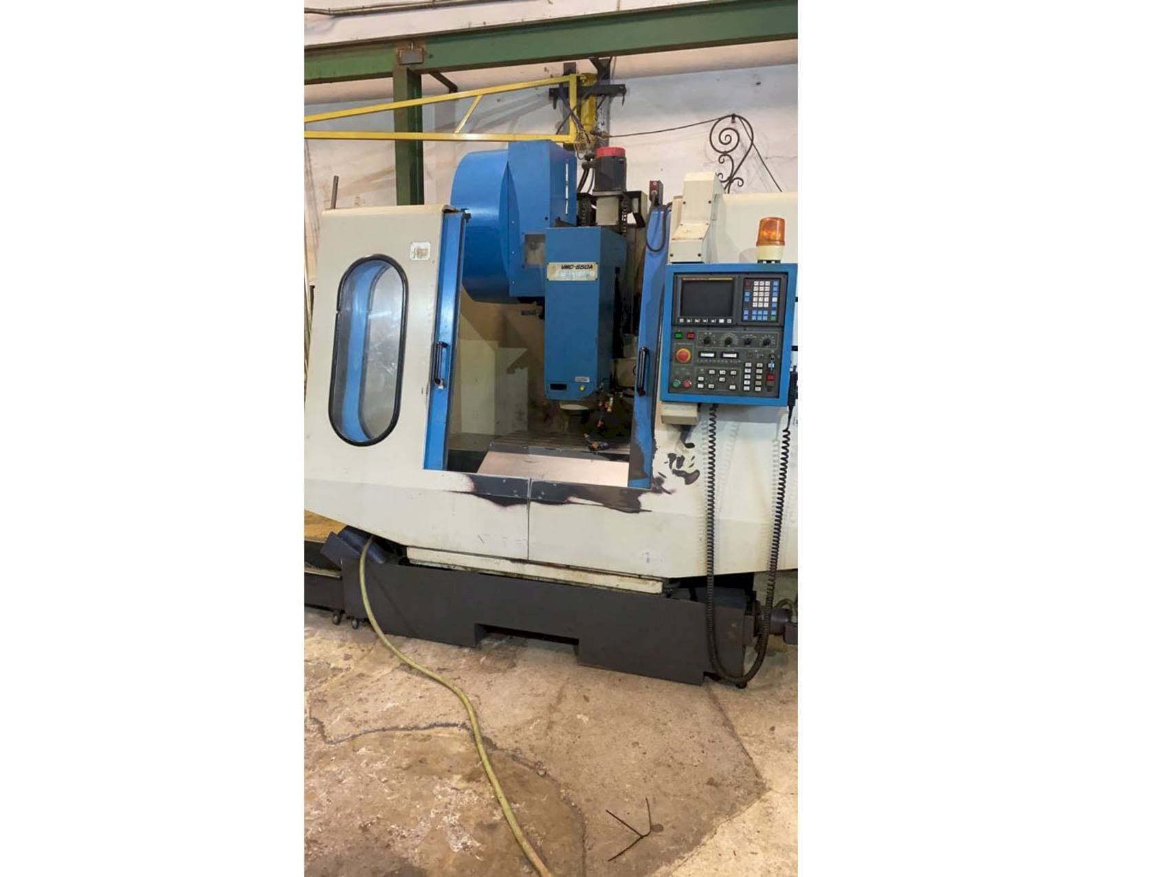 Vista frontal de la máquina Johnford VMC 650A