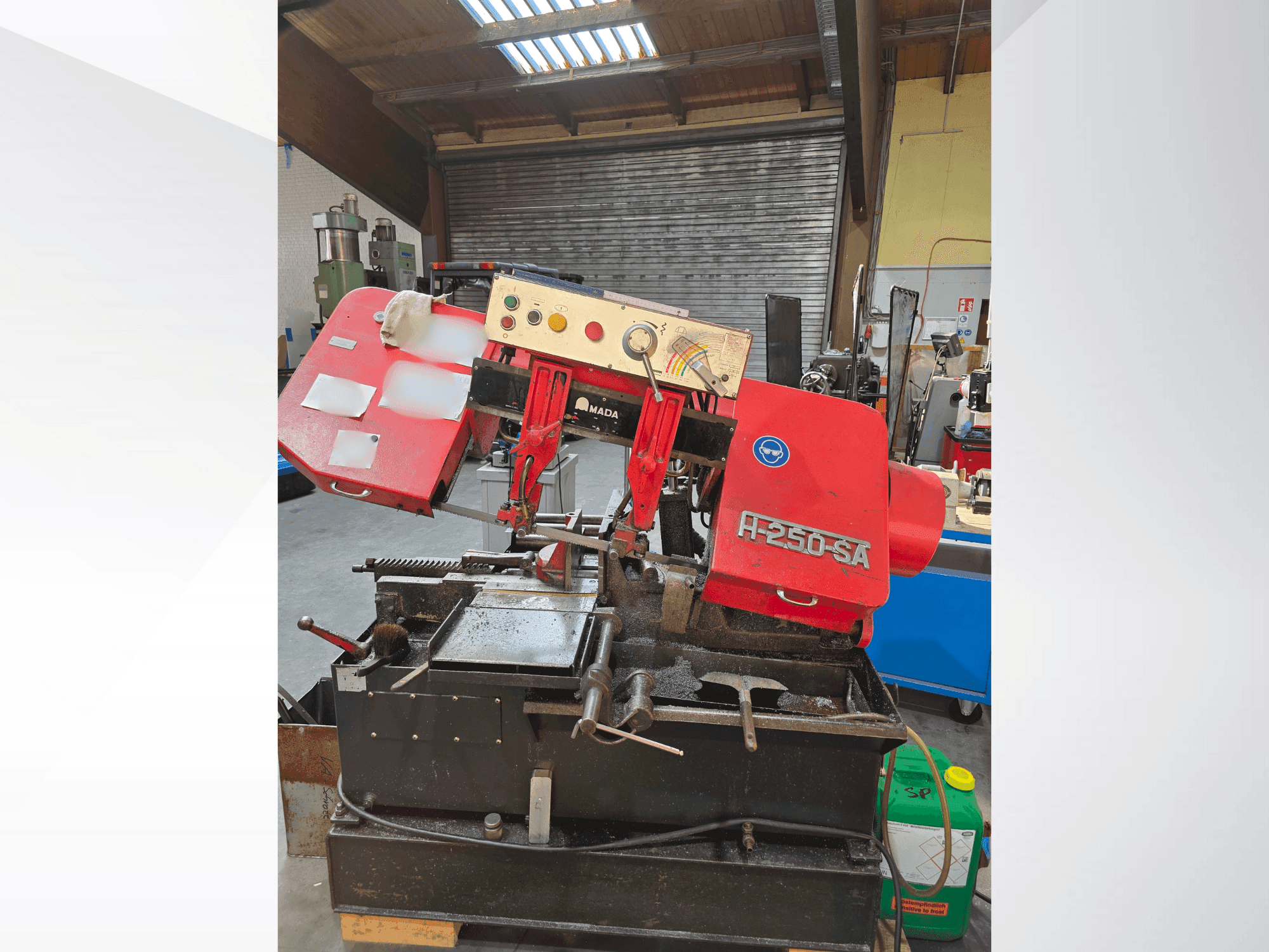 Vista frontal de la máquina AMADA H-250SA