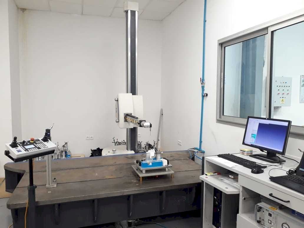 Vista frontal de la máquina ZEISS Carmet CNC