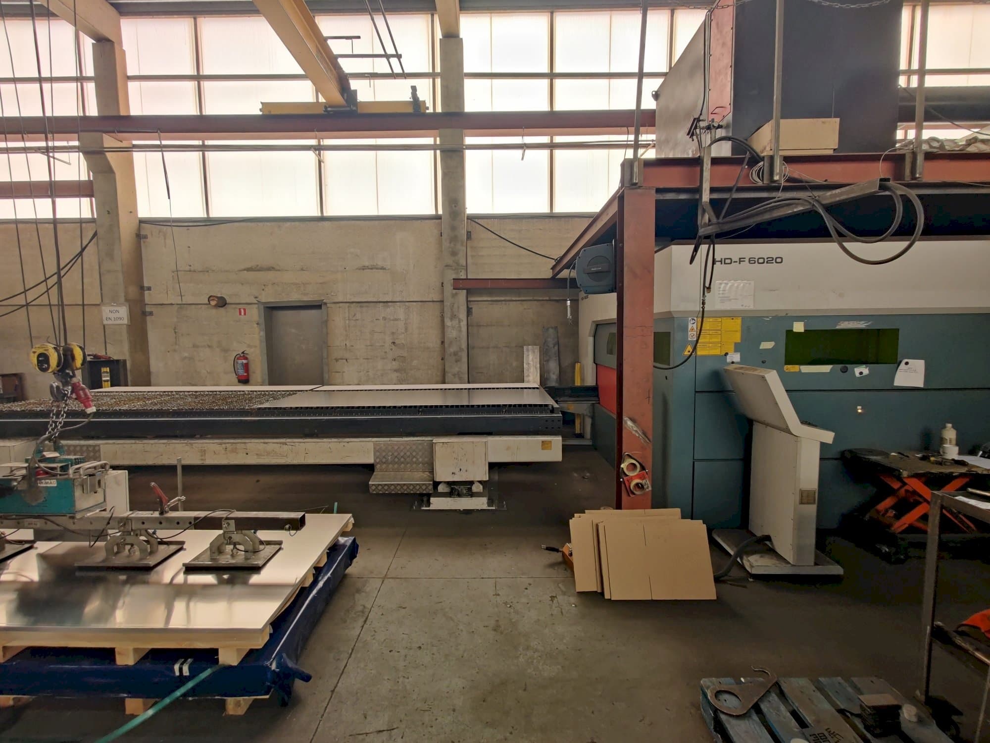 Vista frontal de la máquina Durma HD-F 6020 III