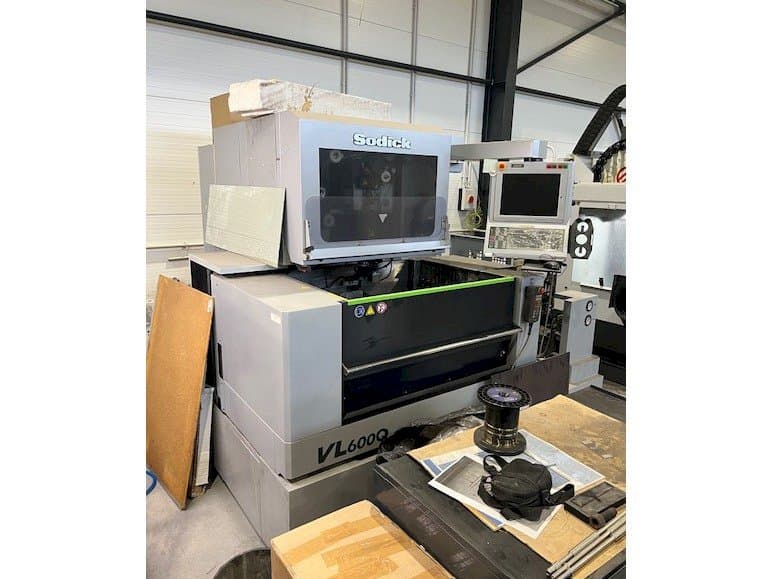 Vista frontal de la máquina Sodick VL600Q