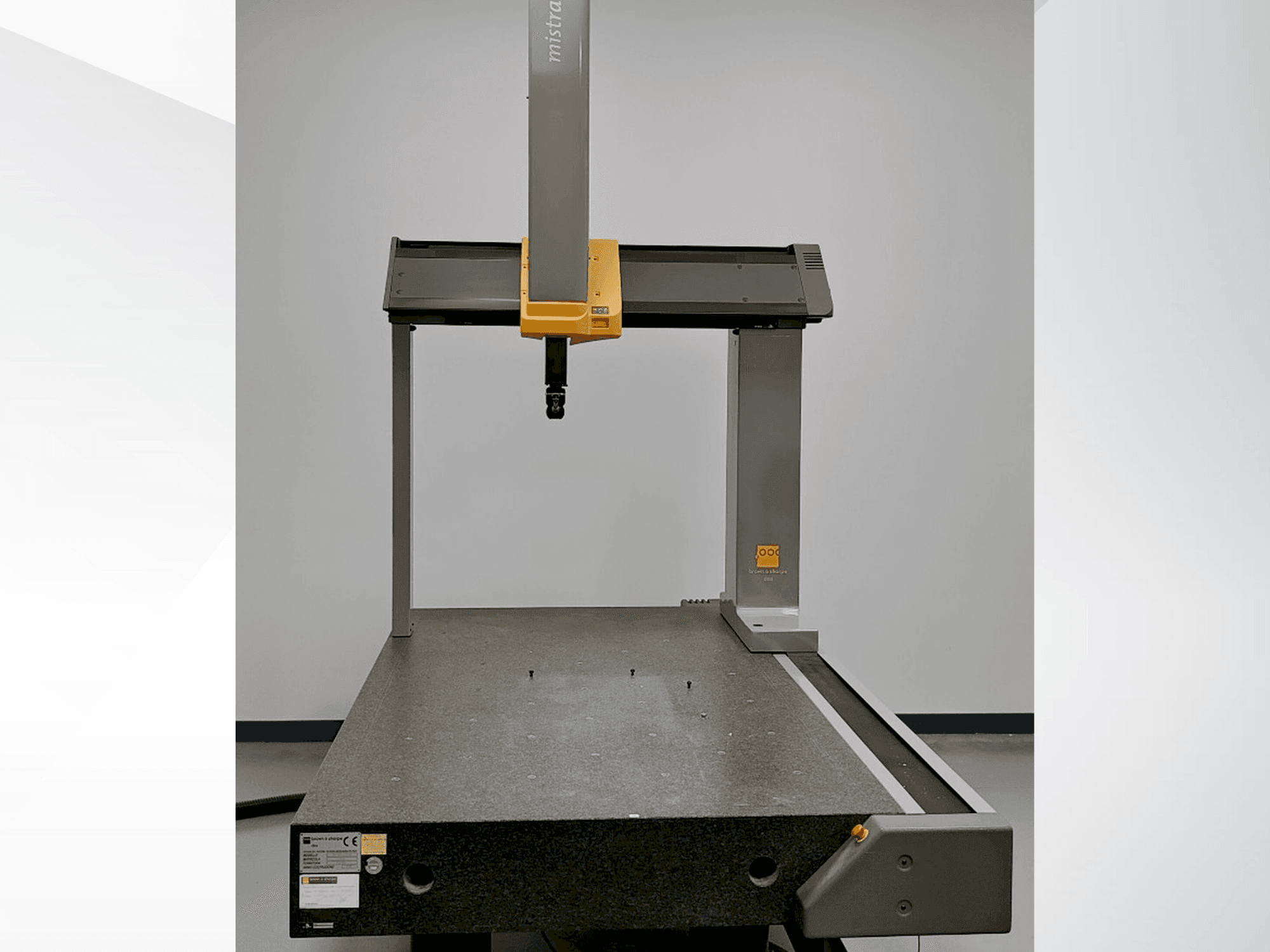 Vista frontal de la máquina BROWN & SHARPE Mistral