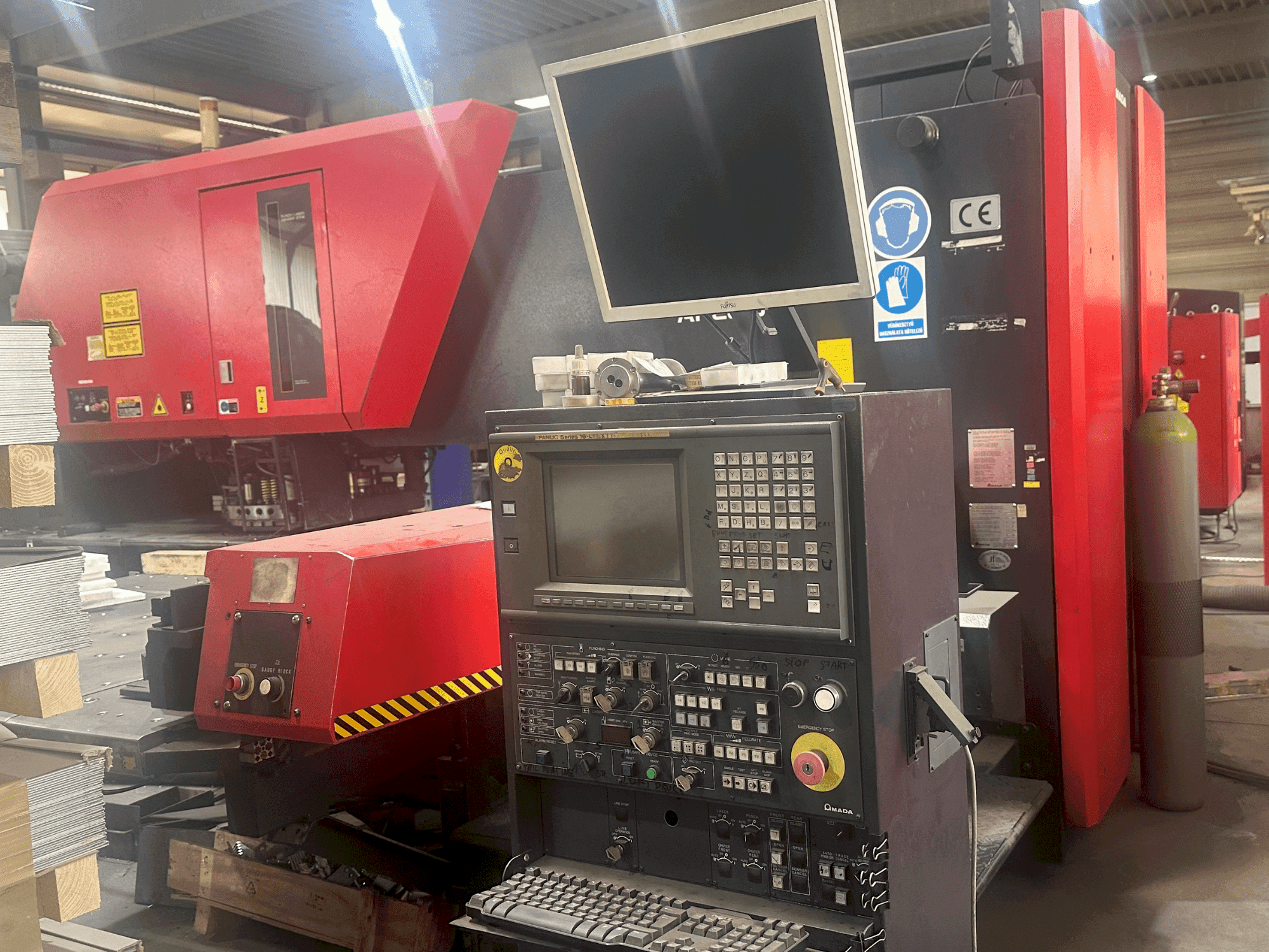 Vista frontal de la máquina AMADA Apelio III 2610V