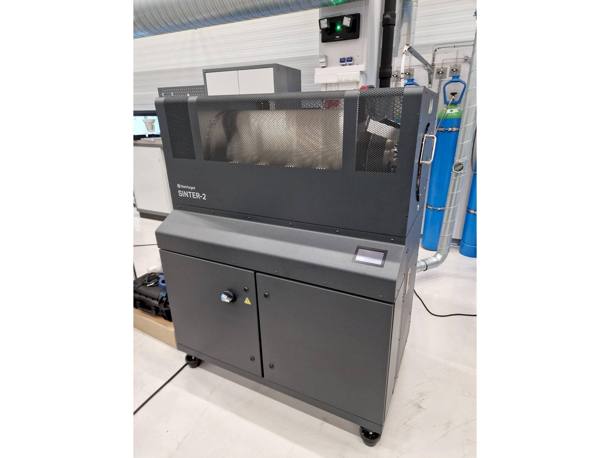 Vista frontal de la máquina MARKFORGED Metal X