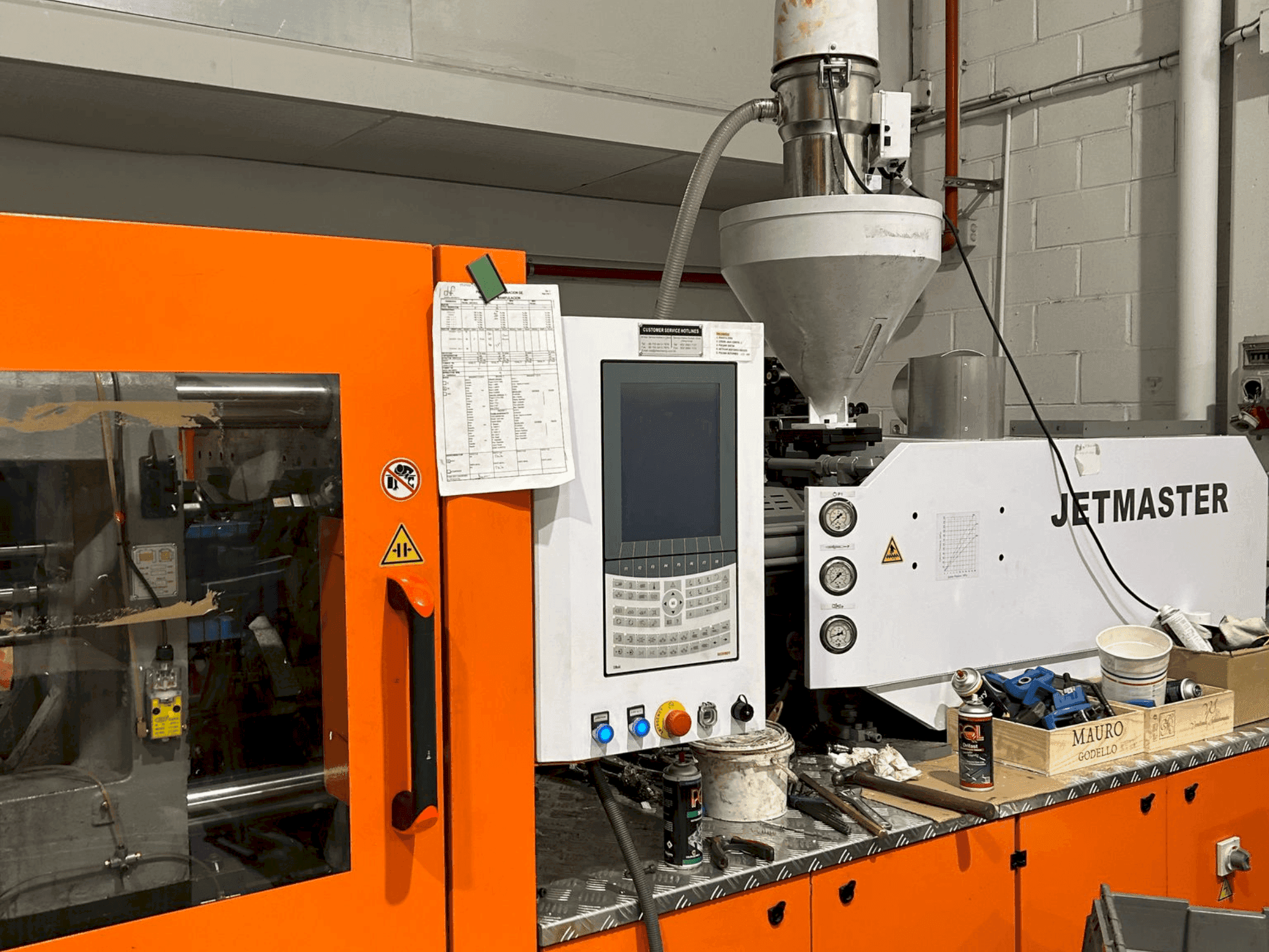 Vista frontal de la máquina CHEN HSONG JM200-MK6e