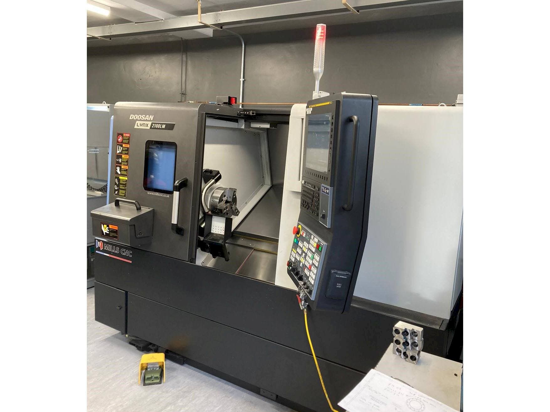 Vista frontal de la máquina Doosan Lynx 2100 LMB