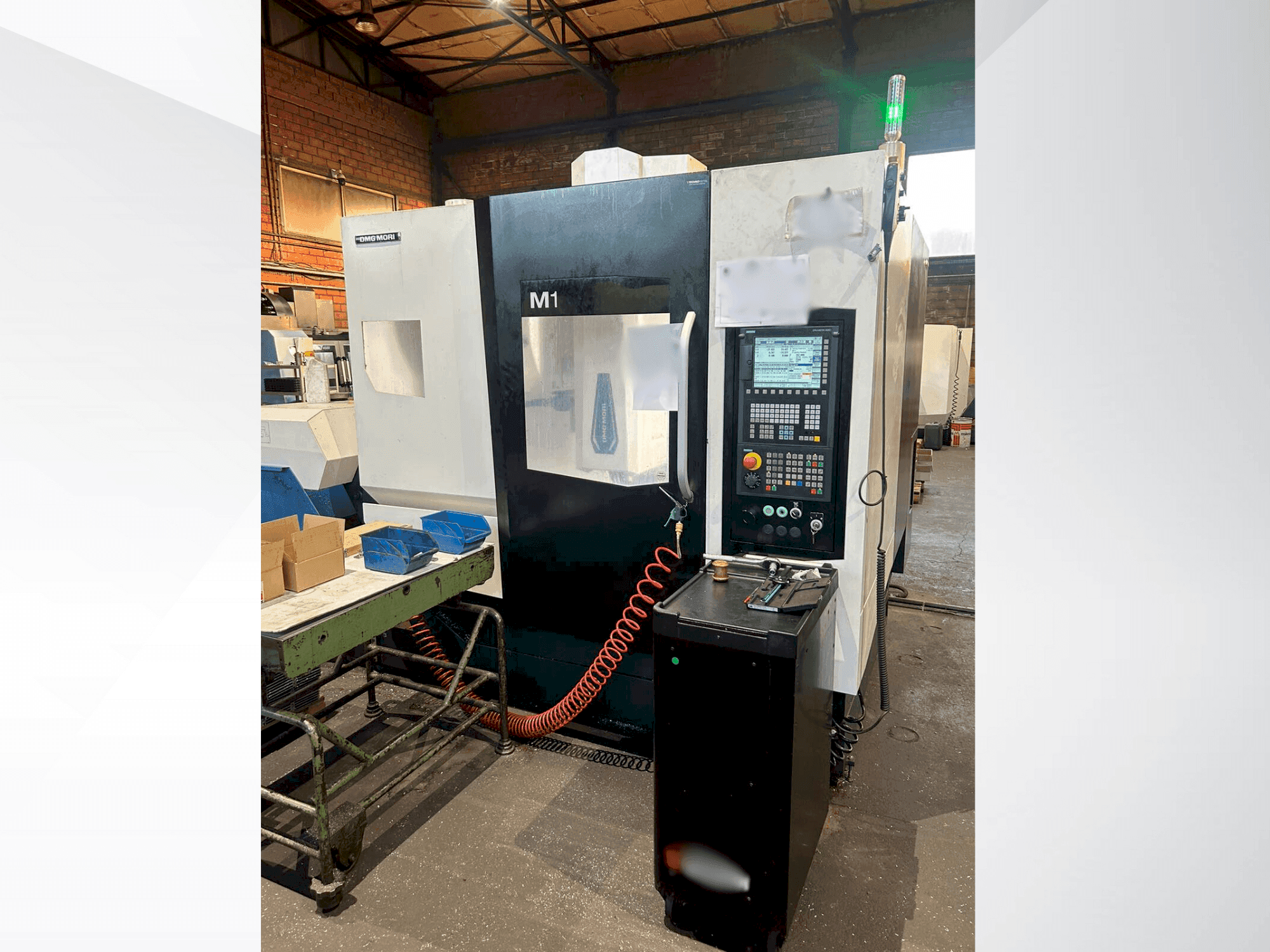 Vista frontal de la máquina DMG MORI M1 PRO