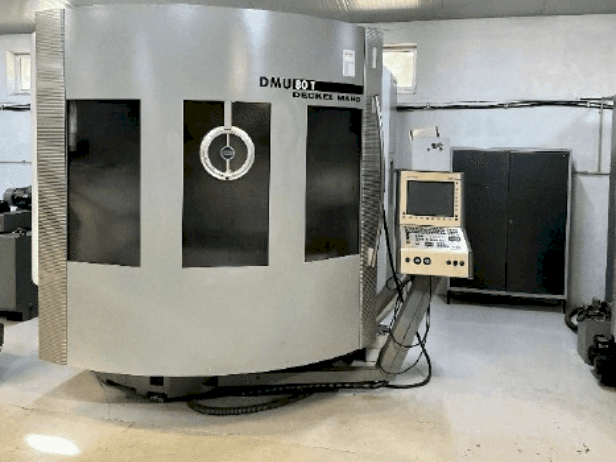 Vista frontal de la máquina DMG DECKEL MAHO DMU 80T