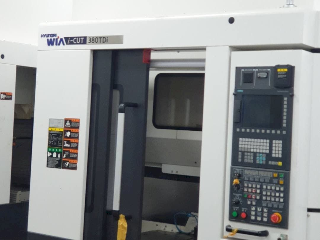 Vista frontal de la máquina Hyundai Wia i-CUT380TDi