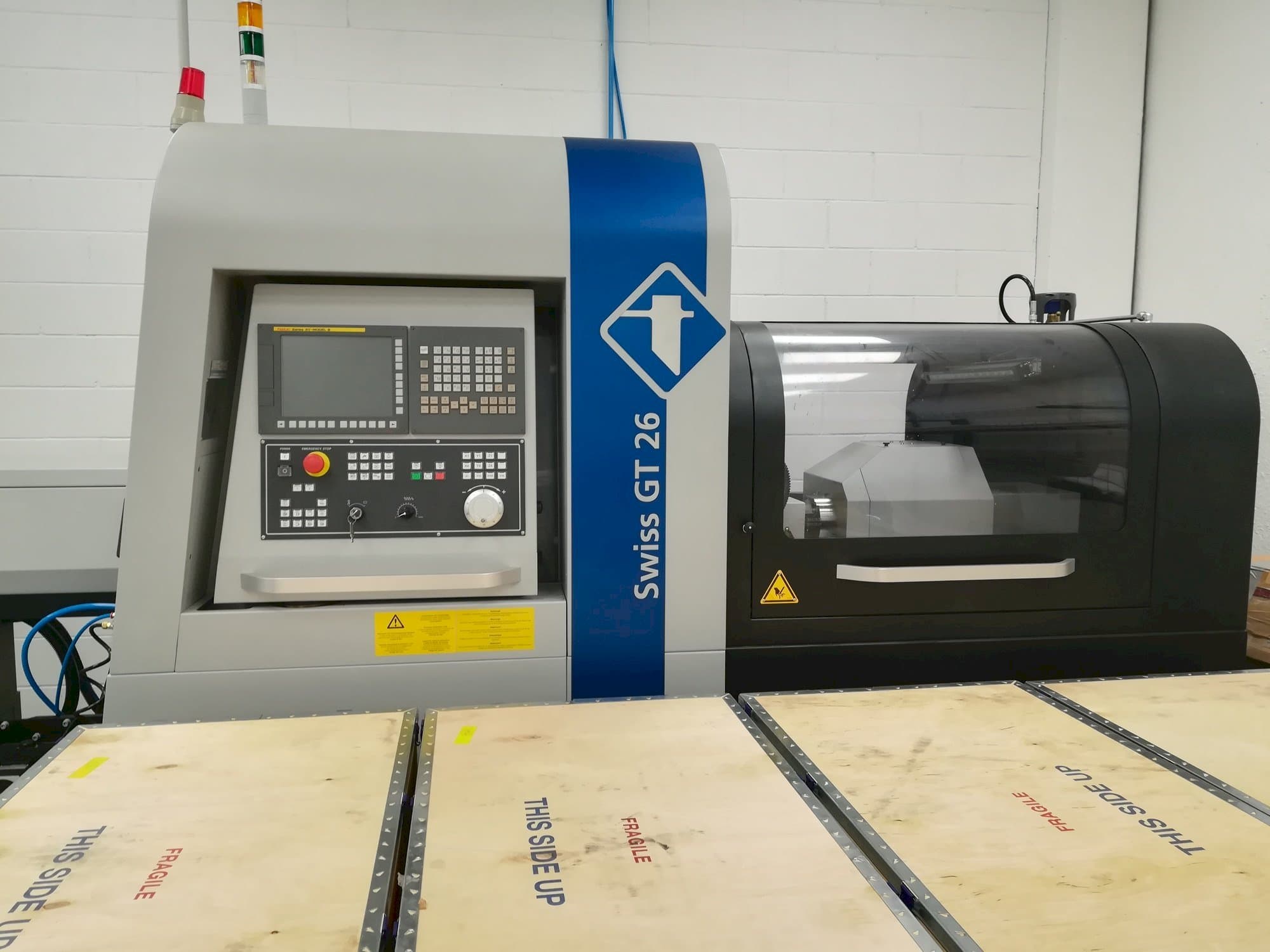 Vista frontal de la máquina Swiss GT 26
