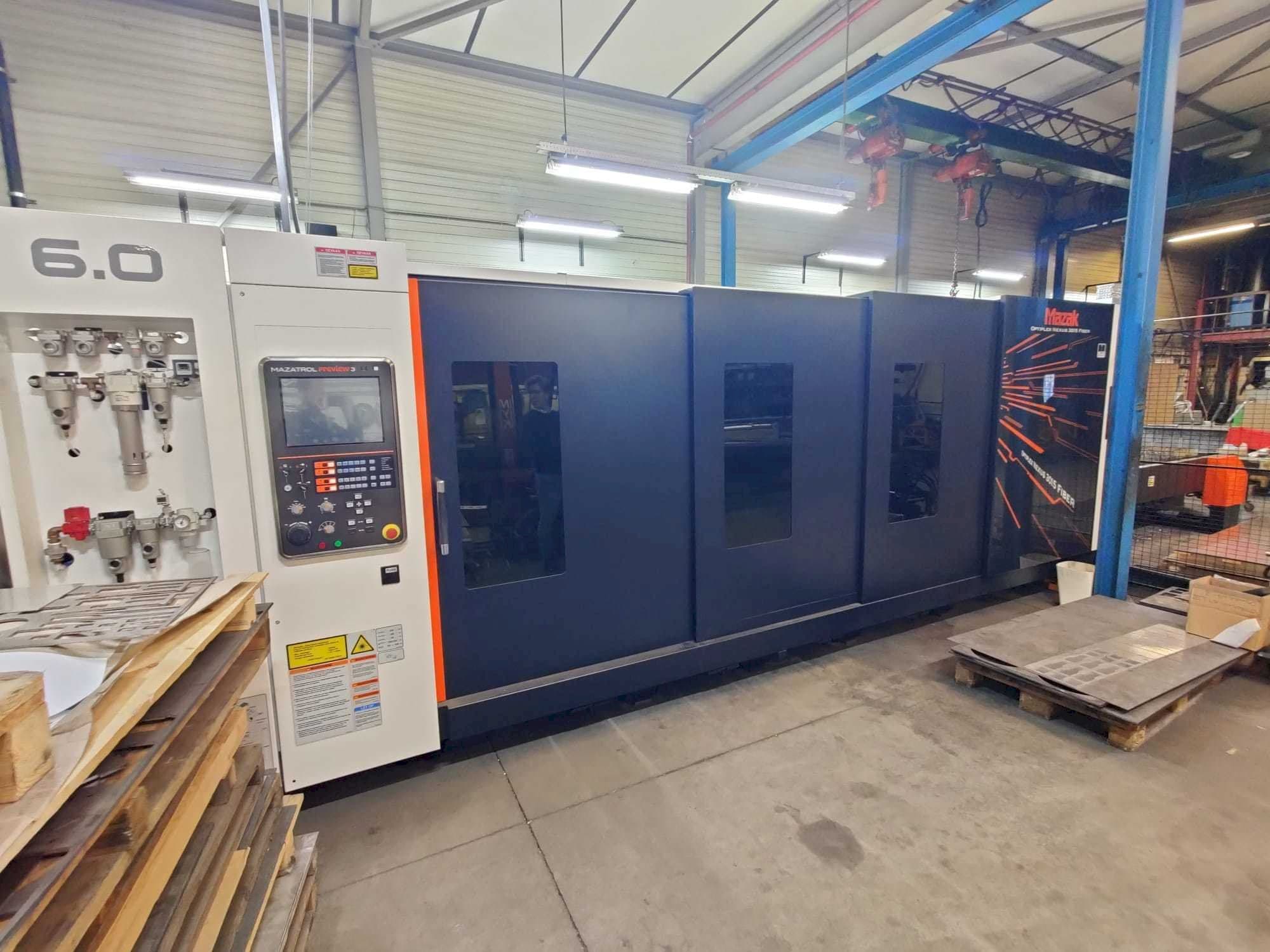 Vista frontal de la máquina Mazak Optiplex Nexus 3015