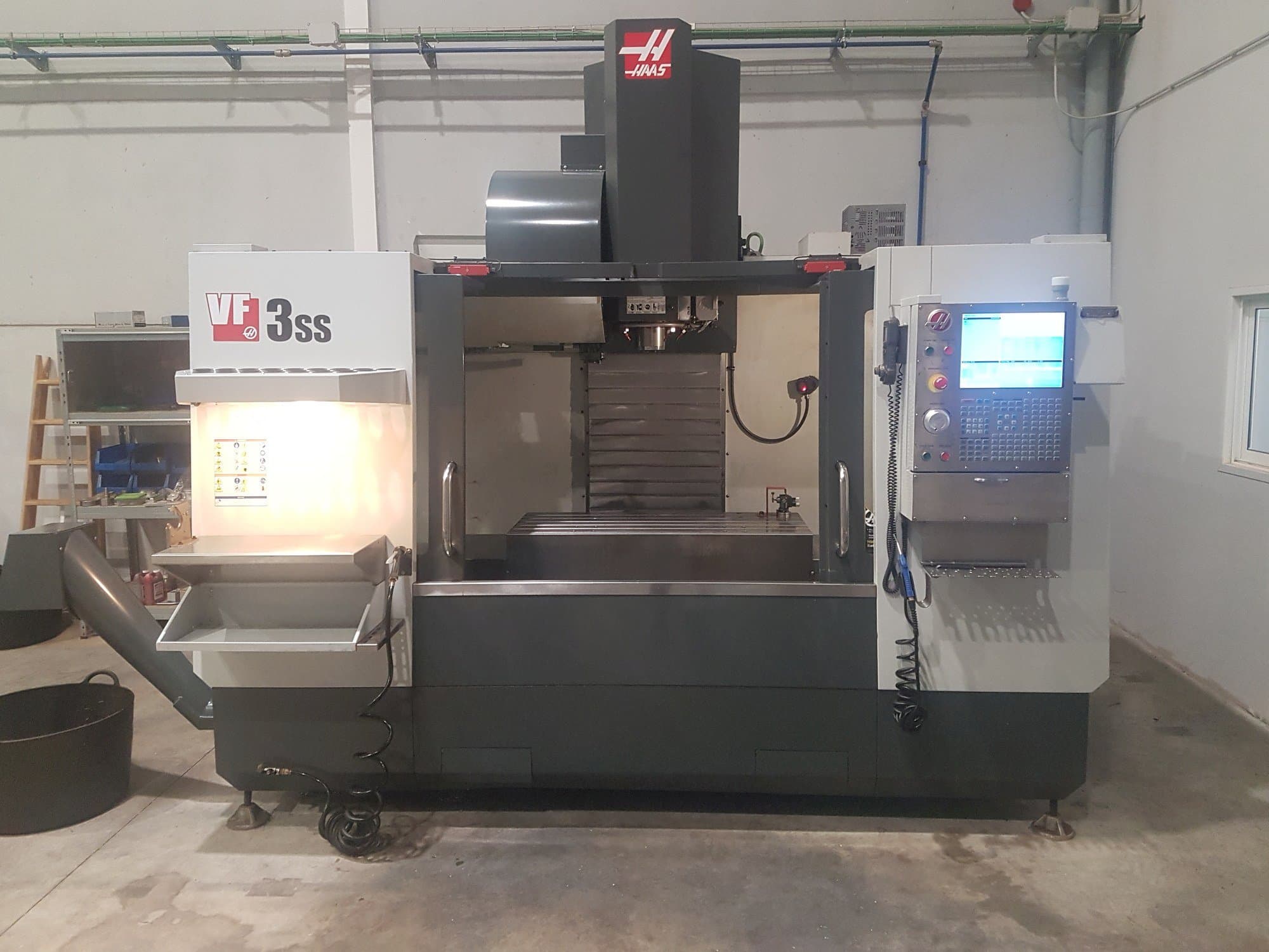 Vista frontal de la máquina HAAS VF- 3SS
