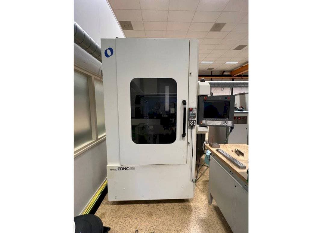 Vista frontal de la máquina Makino EDNC 43