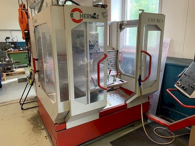 Vista frontal de la máquina HERMLE UWF 902 S