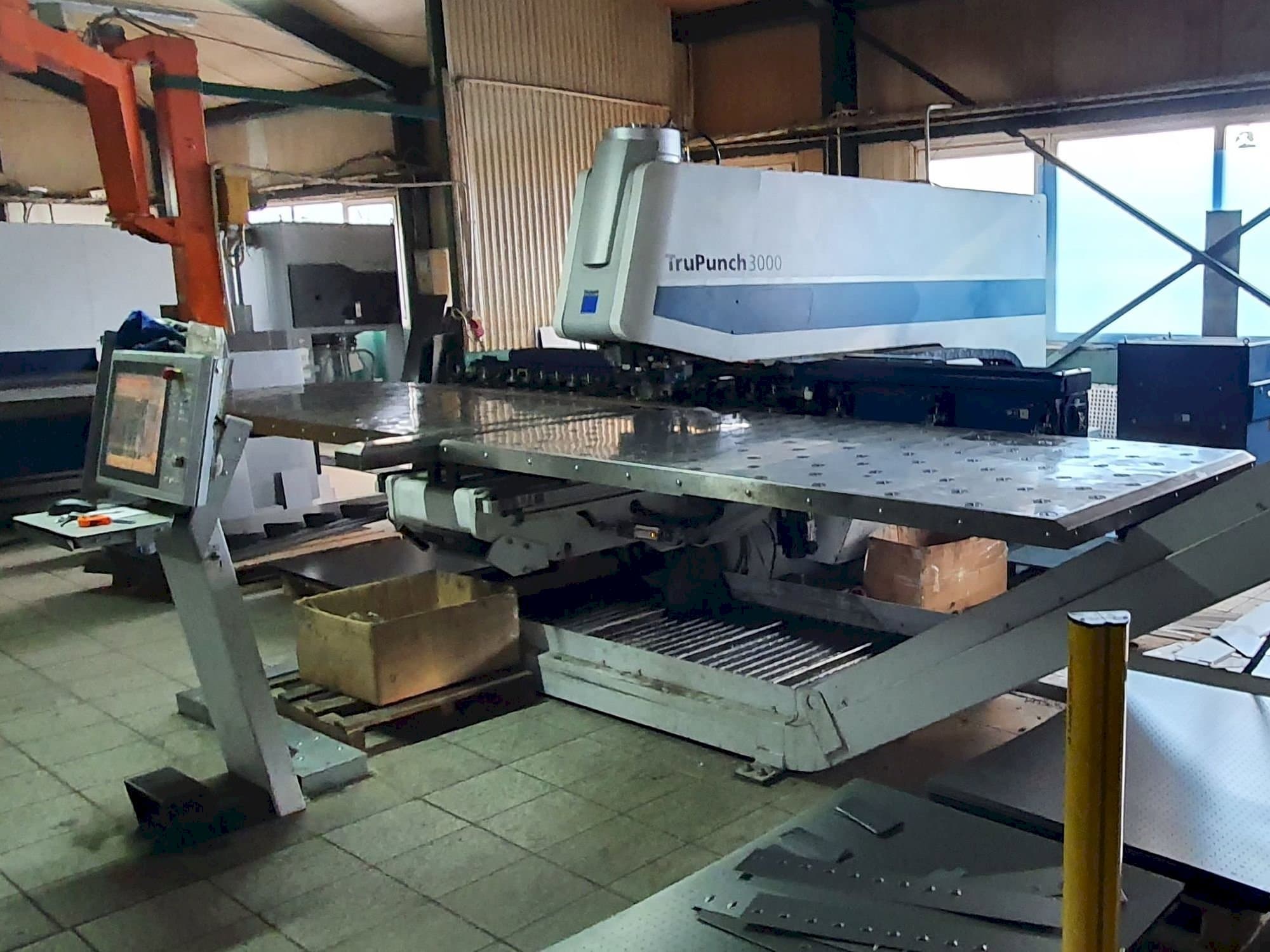 Vista frontal de la máquina Trumpf TruPunch 3000 S11