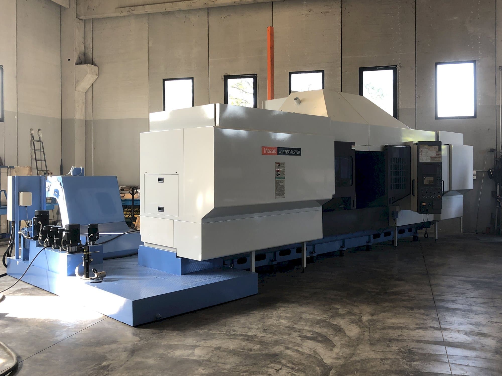 Vista frontal de la máquina Mazak VORTEX 815/120