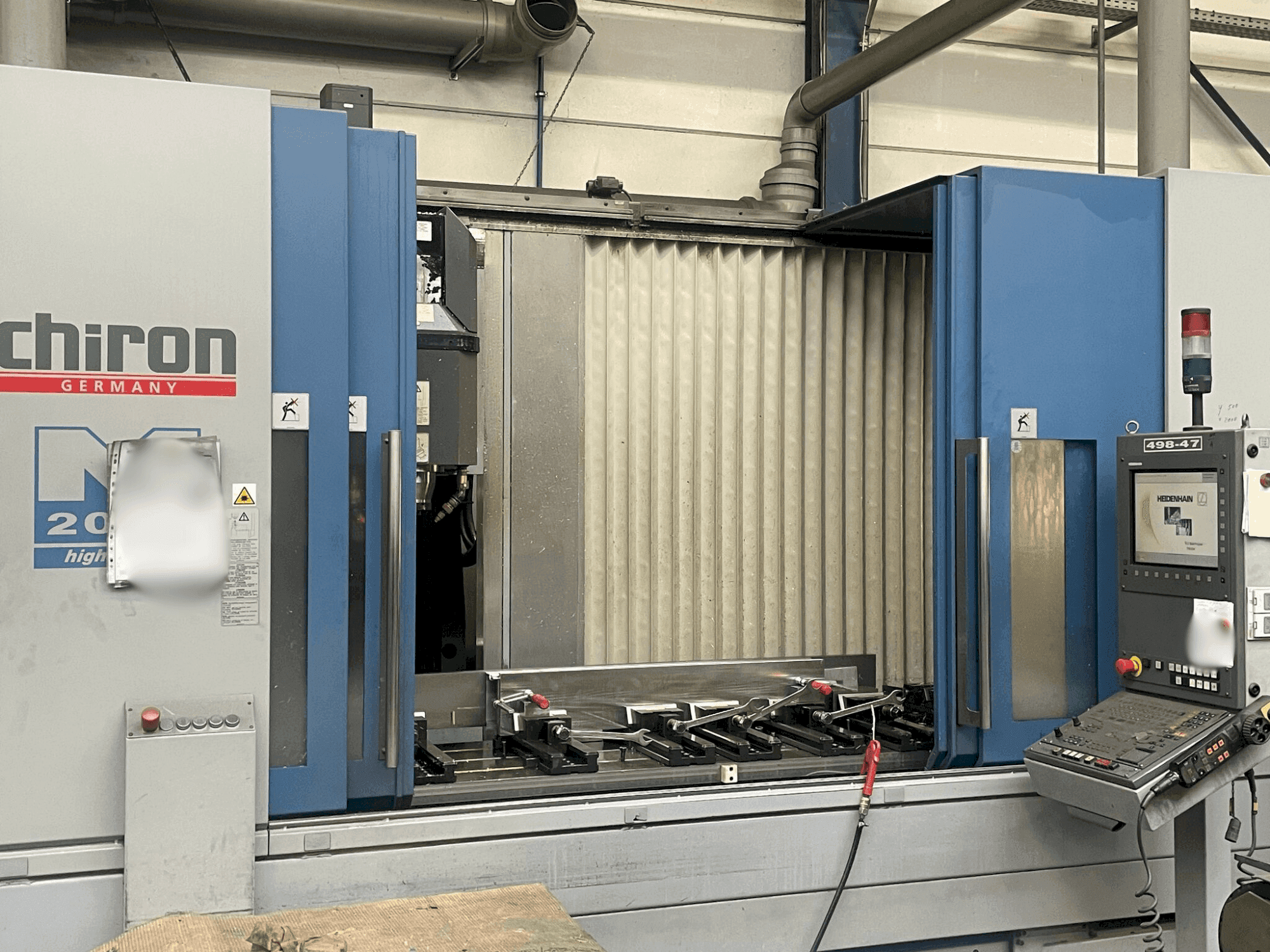 Vista frontal de la máquina CHIRON Mill 2000