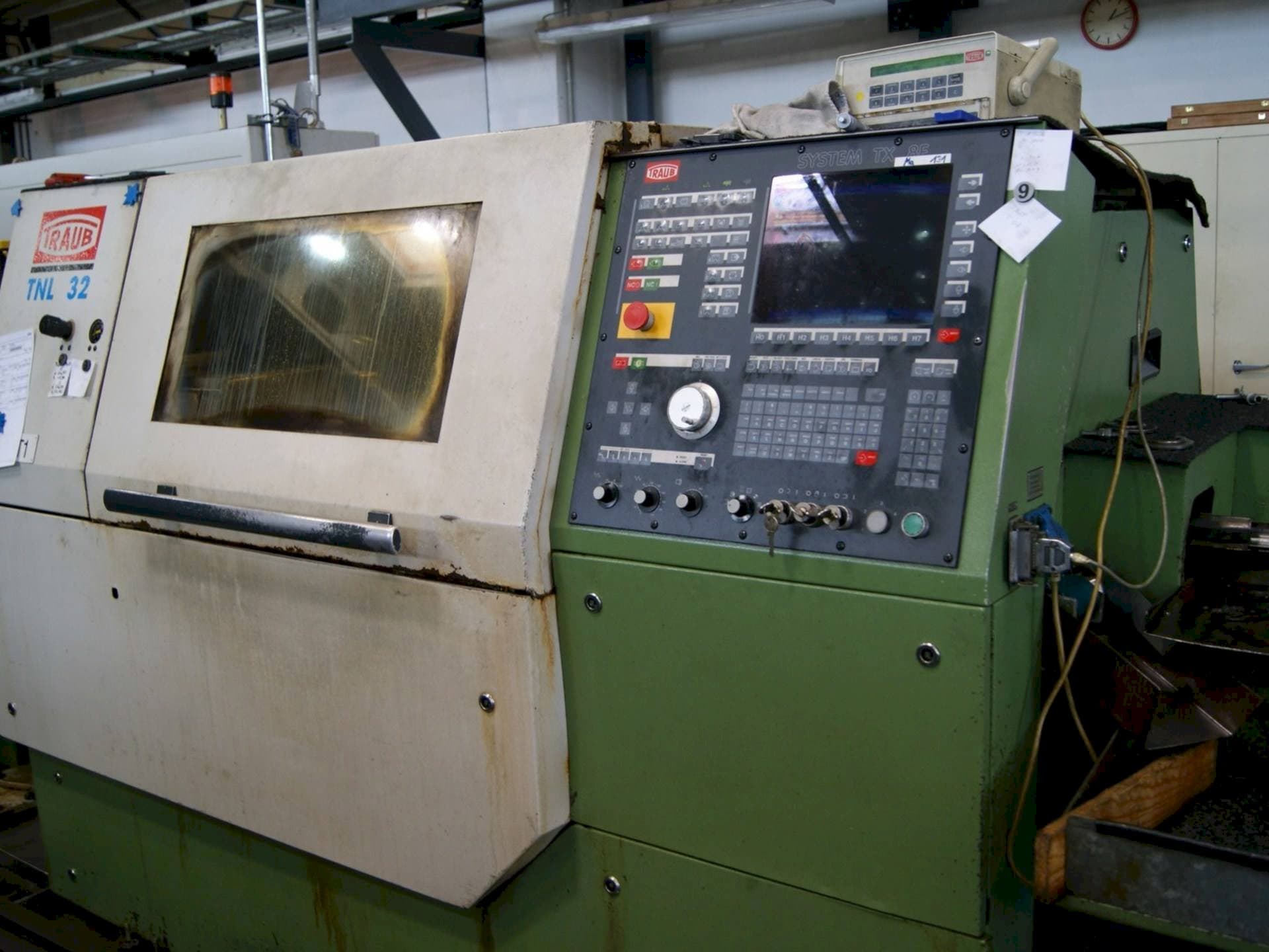 Vista frontal de la máquina TRAUB TNL 32G