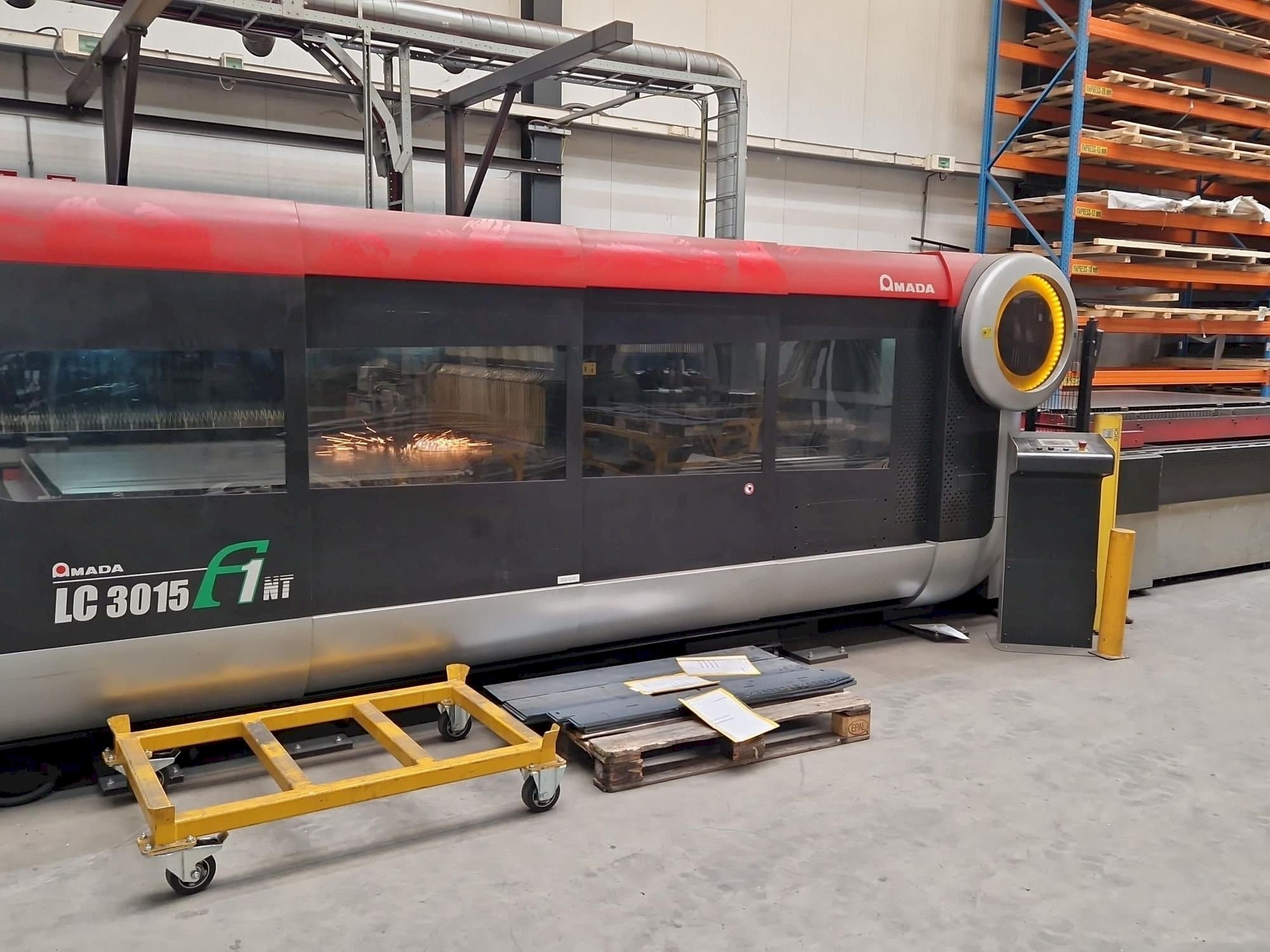 Vista frontal de la máquina AMADA LC3015 F1 NT