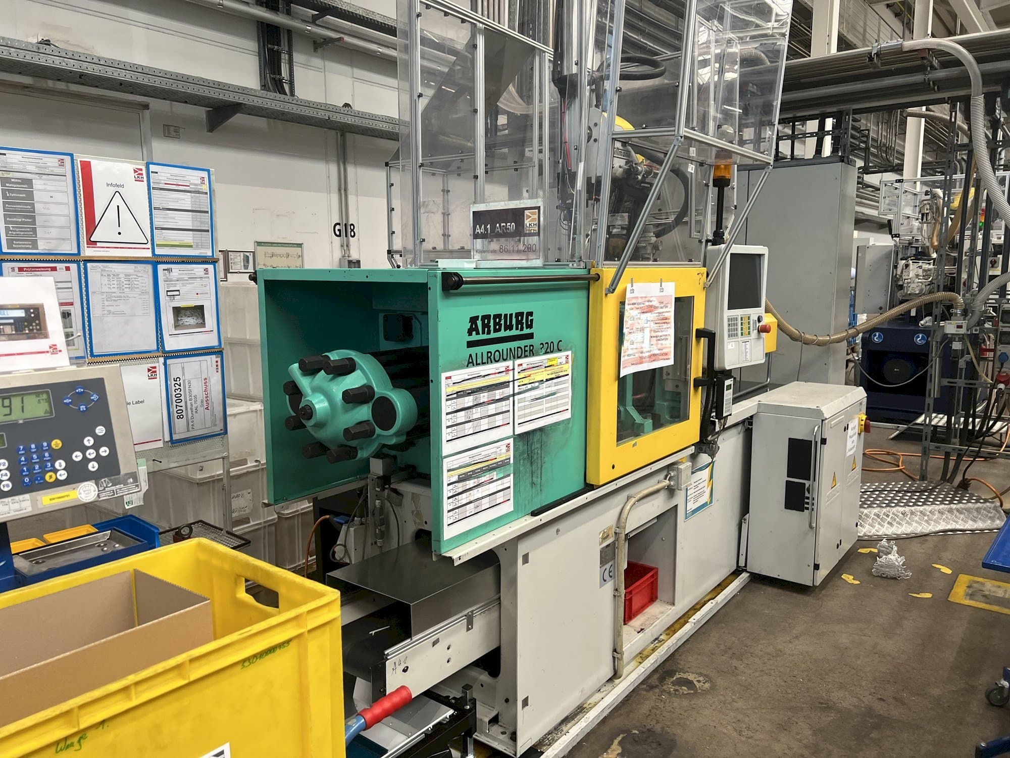 Vista lateral izquierda de la máquina Arburg Allrounder 320C 500 - 170